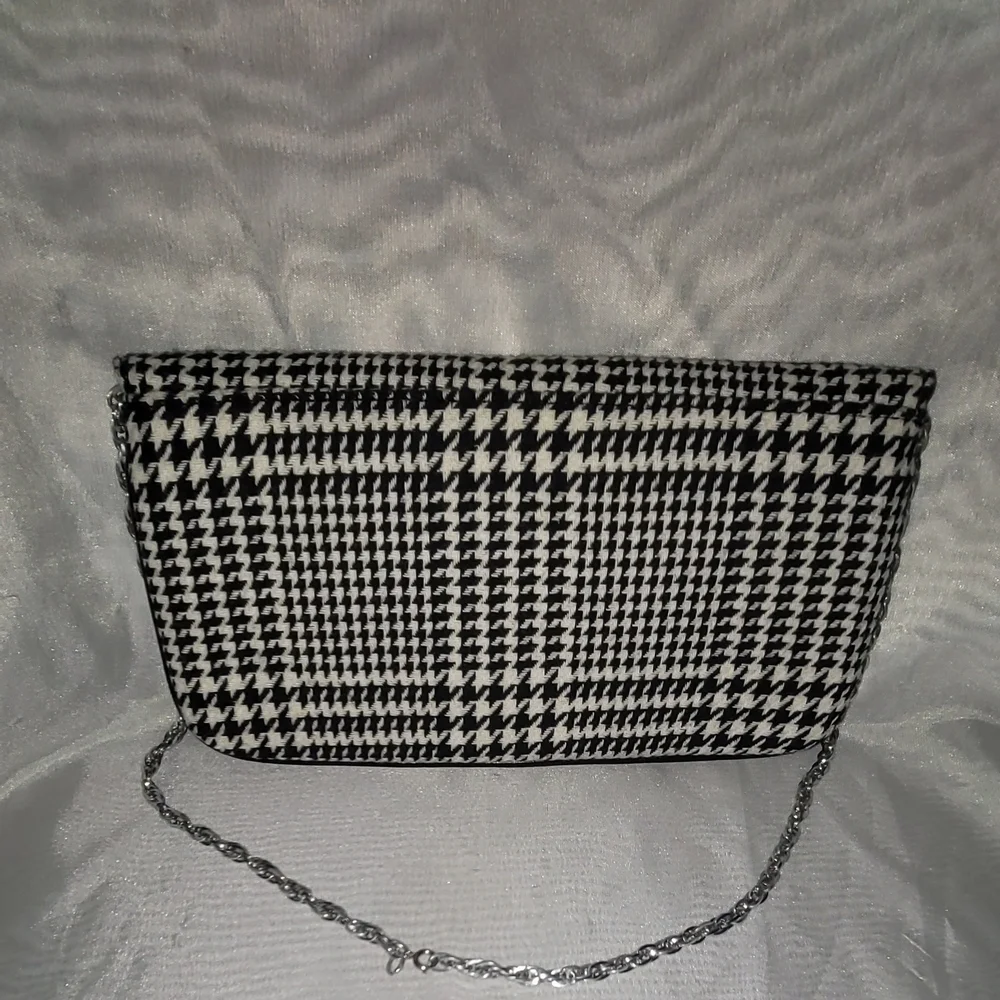 Talbots Houndstooth Clutch with Gold Clasp - Picture 3 of 7